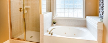 Comment se débarrasser du calcaire incrusté dans la paroi de douche ?